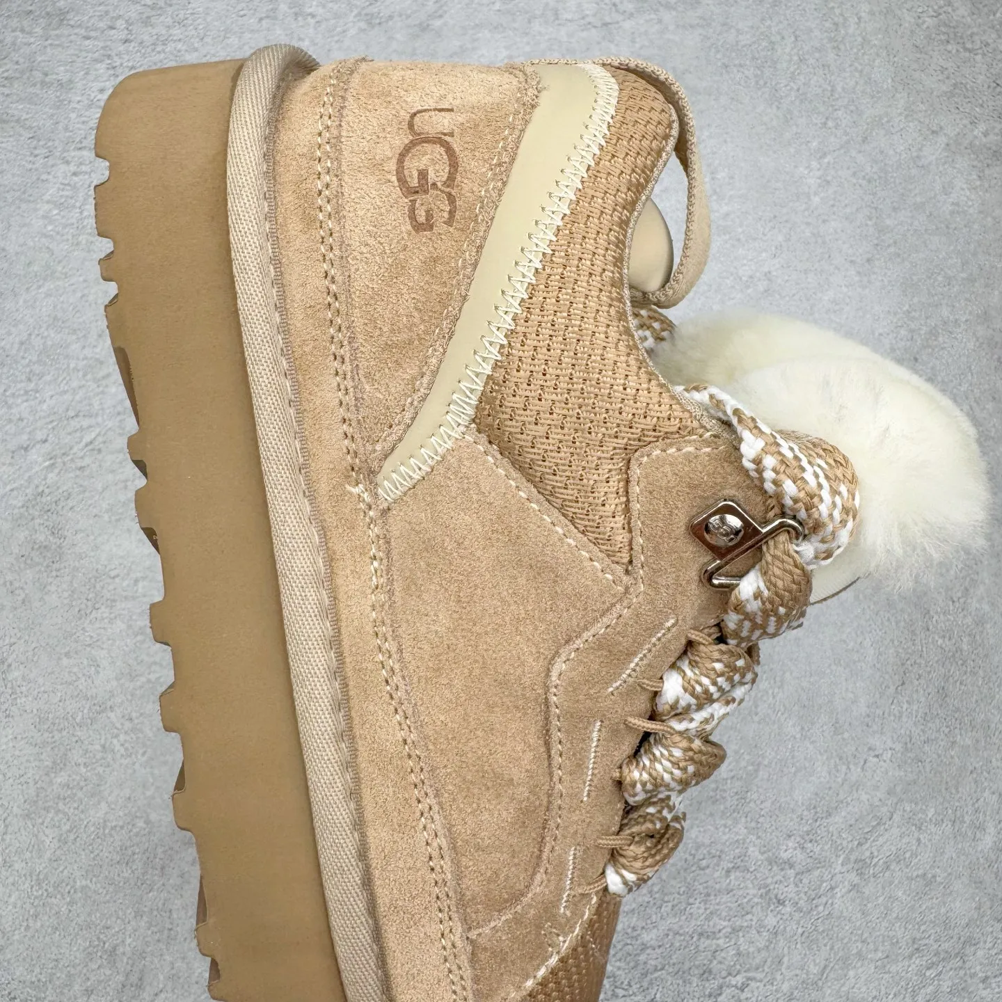 Pick up locally 💰600 UGG 4032 Meyer autumn and winter sheepskin and fur integrated snow boots. All shoes are made from the same factory as ZP. Longfeng A-grade Australian imported sheepskin and fur integrated men's and women's boots. Brand OEM production line. Fully follow the ZP process. OEM original pattern maker. Adhering to the principle of no original shoes and no development selection. Pay attention to every detail. The most authentic version on the market TREADLITE "Light Wing" technology outsole. Lightweight/durable/flexible/pile size: 35 36 37 38 39 40 41 42 43 44 45 Coding: by3936010